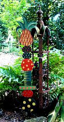 PINEAPPLE GARDEN TOTEM POLE